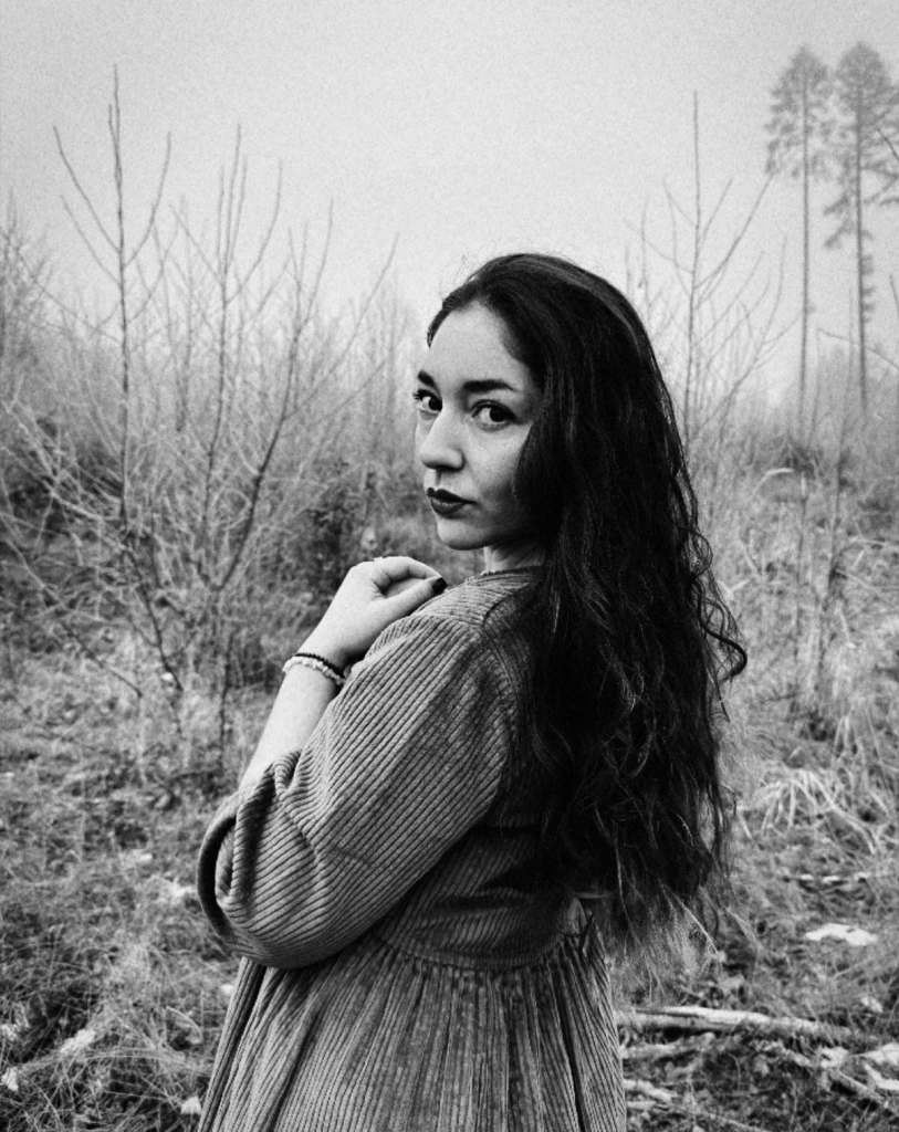 Portrét malířky Štěpánky Pluhařové v přírodě, černobílá fotografie, stránka Kontakt PLUHART.